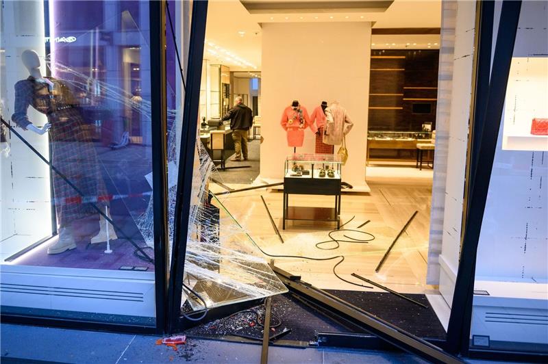 In der Hamburger Innenstadt ist am frühen Morgen mit einem Auto die Fassade eines Luxusgeschäfts zerstört worden - dort wurden anschließend Schmuck und Kleidung gestohlen.