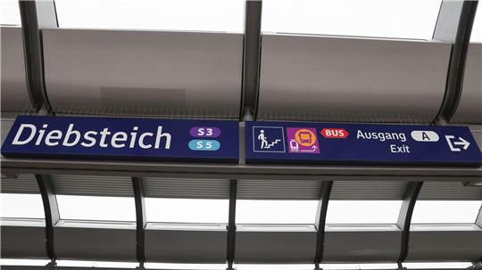 In der Hamburger S-Bahn ist ein Ehepaar von zwei Männern attackiert worden. (Archivbild)