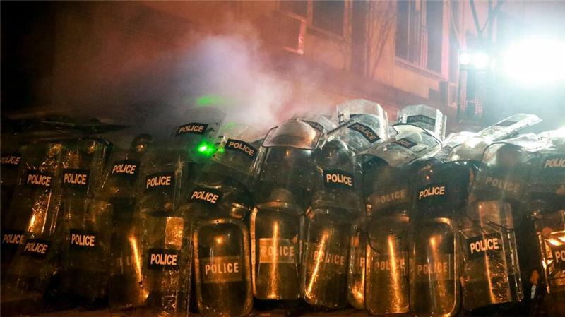 In der Hauptstadt Tiflis zog die Polizei erneut starke Kräfte für einen möglichen Einsatz gegen die Demonstranten zusammen.