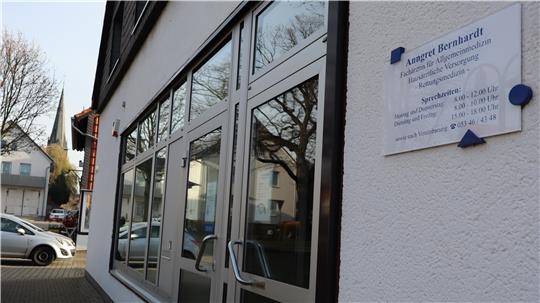 Das Foto zeigt den Eingang und das Schild der Praxis von Anngret Bernhardt in Othfresen. 