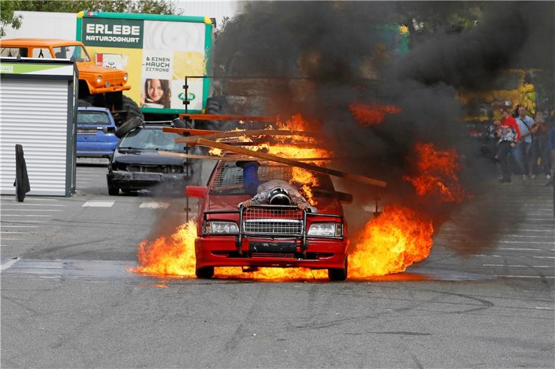 In der Haut des Stuntman auf der Motorhaube möchte man nicht stecken – er fuhr einmal durch den Feuerschein.  Fotos: Epping