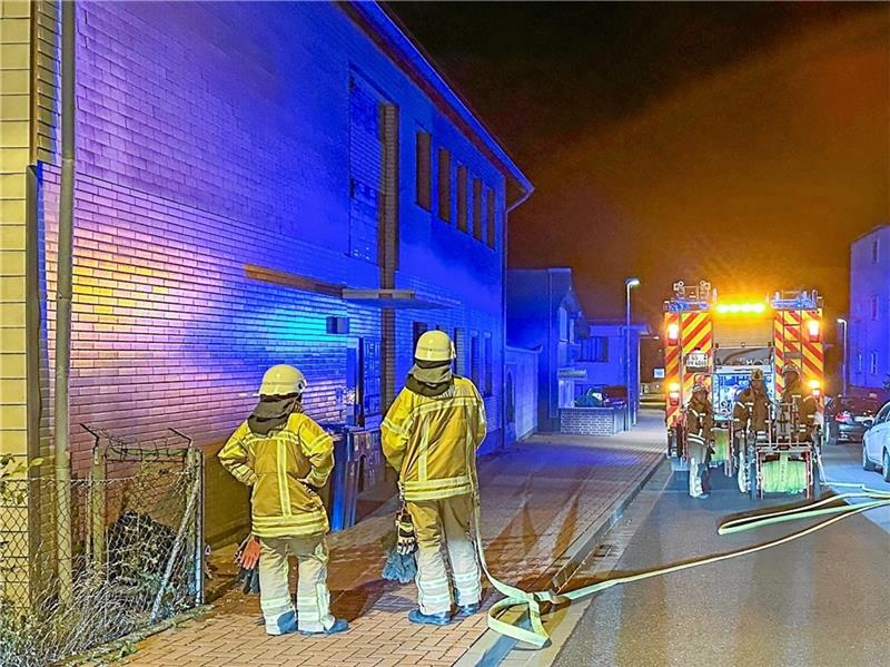 Keller voller Wasser und Säcke in Flammen In der Herzog-Julius-Straße brennen Müllsäcke. Foto: Feuerwehr