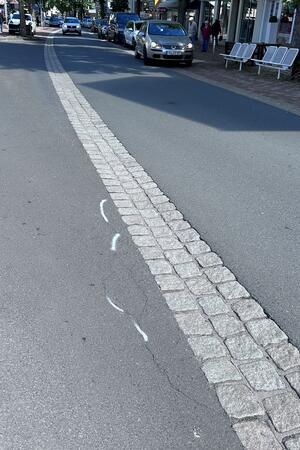 In der Herzog-Wilhelm-Straße werden am Samstagmorgen Risse in der Fahrbahn repariert.