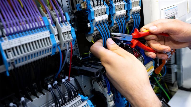 In der Industrie berichten weniger Firmen über Fachkräftemangel (Archivbild)