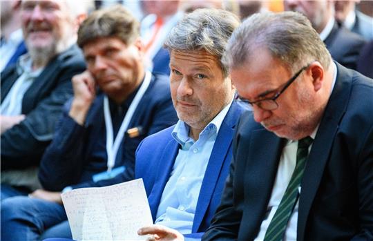 In der Industrie wachsen angesichts der hohen Energiepreise die Sorgen. Die Politik müsse in die Gänge kommen, sagt der Industriepräsident Siegfried Russwurm (r).