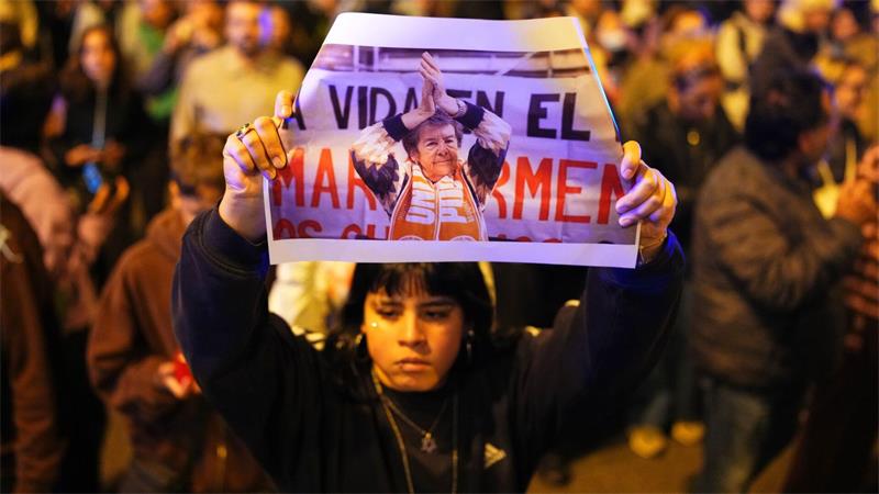 In der Innenstadt von Madrid versammeln sich Menschen, um der 87-jährigen Maria del Carmen Abascal zu gedenken, deren Zwangsräumung aus ihrer Wohnung landesweite Proteste ausgelöst hatte.