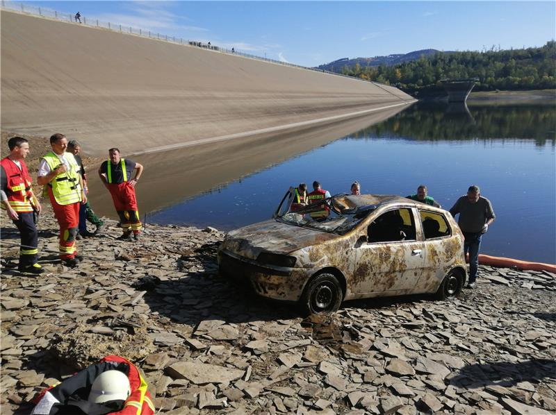 In der Innerstetalsperre birgt die Tauchergruppe und Feuerwehr mit einem Rüstwagen und einem Trecker einen Fiat Punto. Die Schlüssel stecken noch, vom Fahrer fehlt jede Spur. DasAuto befand sich bereits mehrere Monate im Wasser. Foto: Hohaus