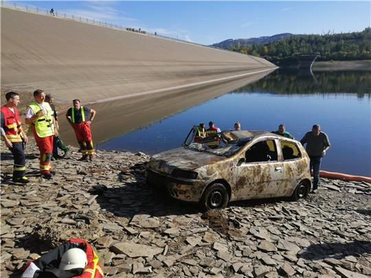 In der Innerstetalsperre birgt die Tauchergruppe und Feuerwehr mit einem Rüstwagen und einem Trecker einen Fiat Punto. Die Schlüssel stecken noch, vom Fahrer fehlt jede Spur. DasAuto befand sich bereits mehrere Monate im Wasser. Foto: Hohaus