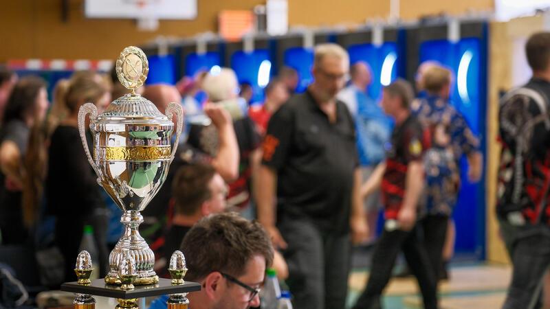 Jerstedt wird am Wochenende wieder zum Dart-Mekka In der Jerstedter Mehrzweckhalle geht es am Wochenende wieder um Pokale. Insgesamt haben rund 200 Dartspielerinnen und Dartspieler für die 11. Open der TSG gemeldet. Foto: Drechsler