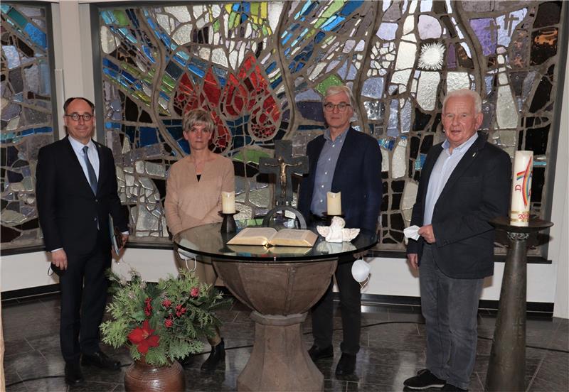 St. Vitus in Seesen kooperiert mit Stiftung aus Neuerkerode In der Kapelle des Seniorenheims freuen sich Tobias Henkel, der Vorstandsvorsitzende der Evangelischen Stiftung Neuerkerode mit den St. Vitus Geschäftsführern Uschi Ballin und Helmut Schwabe sowie Dieter Neuse (ehemaliger Aufsichtsratsvorsitzender St. Vitus) über die geschlossene Kooperation.  Foto: Neddermeier