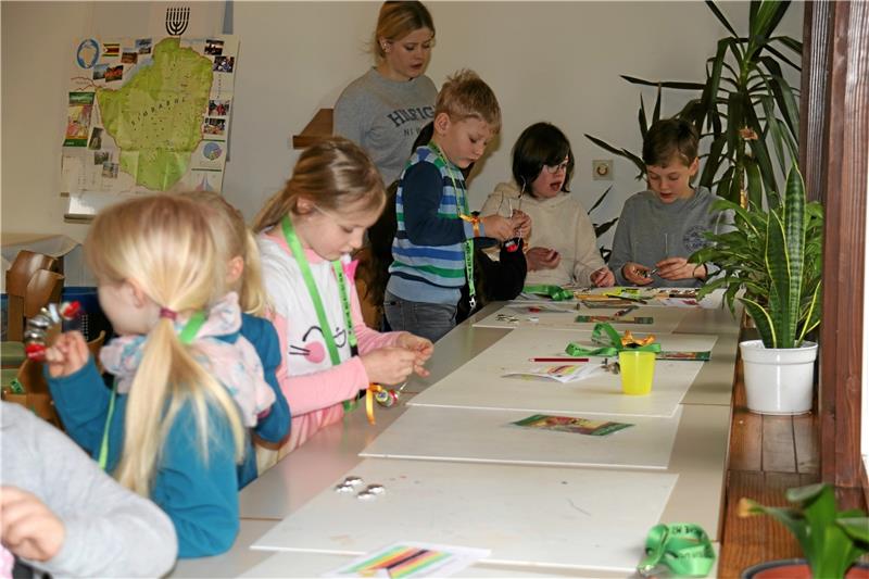In der Kinderkirche zum Weltgebetstag in Lutter basteln die Teilnehmer Rasseln aus Kronkorken, ähnlich wie ihre Altersgenossen in Simbabwe.  Foto: Hildebrand