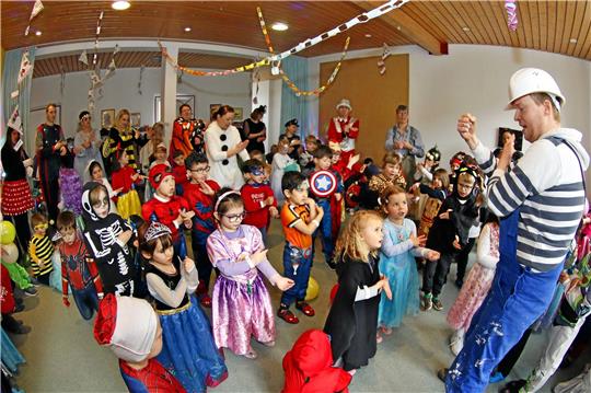 In der Kindertagesstätte zum Markt haben die kleinen Faschingsfreunde richtig viel Spaß mit ihren Erziehern.  Fotos: Epping