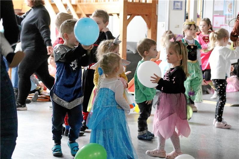 In der Kita Deilich in Bad Harzburg tummeln sich am Rosenmontag die kleinen Prinzessinnen.  Foto: Skuza