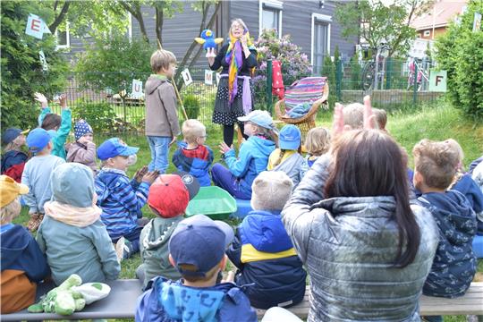 In der Kita Mönchstalweg werden die Kinder mit einem bunten Fest und vielen Mitmach-Stationen überrascht.  Fotos: Neumann