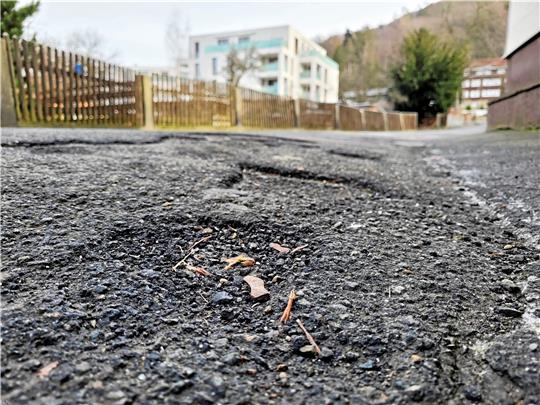In der Kleinen Krodostraße findet sich das eine oder andere Schlagloch. In diesem Jahr sollen für 330.000 Euro Fahrbahn und Kanäle ausgebaut werden. Foto: Exner