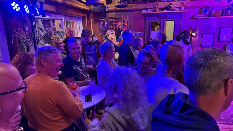 In der „Kleinen Zauberwelt“ freuen sich die Besucher beim Honky-Tonk-Kneipenfestival sichtlich über die tolle Rockabilly-Musik.