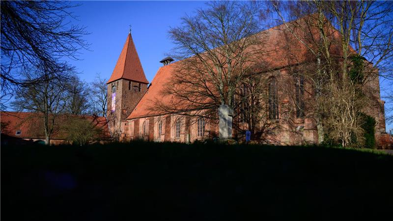 In der Klosterkirche Ebstorf leben Äbtissin Angela Geschonke und ihrer Vorgängerin sowie drei Seniorinnen. (Archivbild)