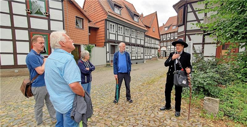 Ex-Chemielehrer führt jetzt als Zimmermann durch die Altstadt In der Kluft der Zimmermänner führt Axel Franke die Gruppe durch die Altstadt von Osterode. Foto: Kulke