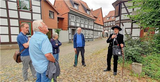 In der Kluft der Zimmermänner führt Axel Franke die Gruppe durch die Altstadt von Osterode. Foto: Kulke