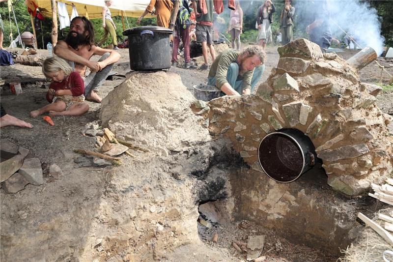In der Kochstelle bereitet die „Rainbow Family“ das Essen für alle vor.