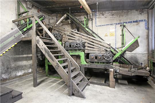 In der Körnmaschine wird Rohschwarzpulver mithilfe von drei Walzenpaaren zu Pulver zerkleinert. Foto: Privat