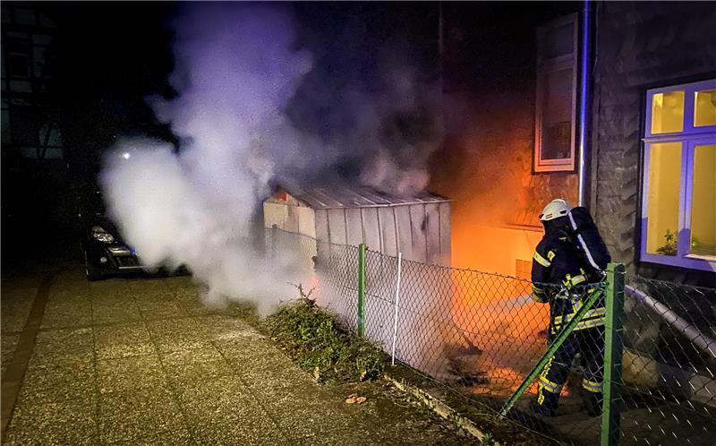 Mitten in der Nacht: Gleich zwei Brände in der Goslarer Innenstadt In der Kötherstraße musste die Feuerwehr einen Verschlag ablöschen. Foto: Feuerwehr