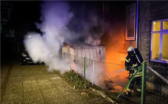 In der Kötherstraße musste die Feuerwehr einen Verschlag ablöschen. Foto: Feuerwehr