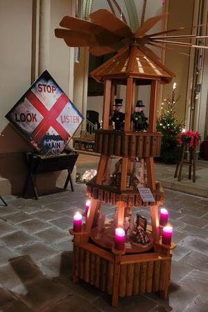 Eine traditionelle Weihnachtspyramide und eine in moderne Kunst eingebettete Krippe.