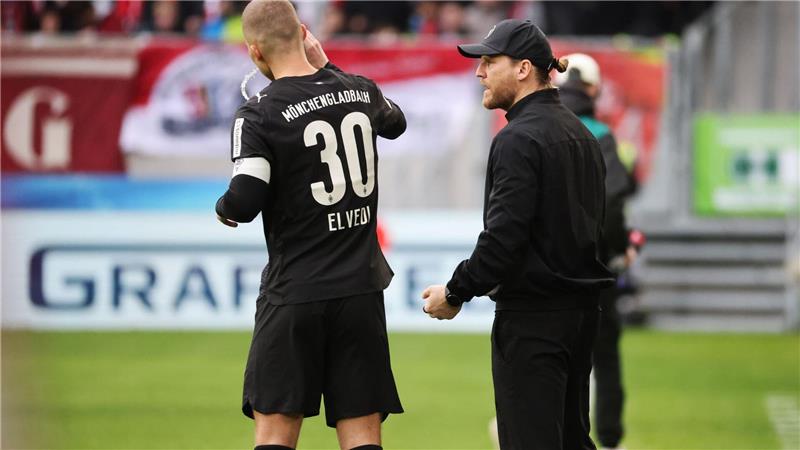 „Das ist zu wenig“: Gladbach stürzt noch tiefer in die Krise In der Krise: Trainer Eugen Polanski (r) spricht mit Nico Elvedi.