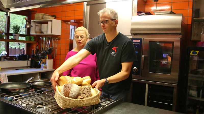 In der Küche der Waldgaststätte „Forellenteich“ bereiten Petra Baumann-Lüttge und Jan Stadel die Speisen zu.