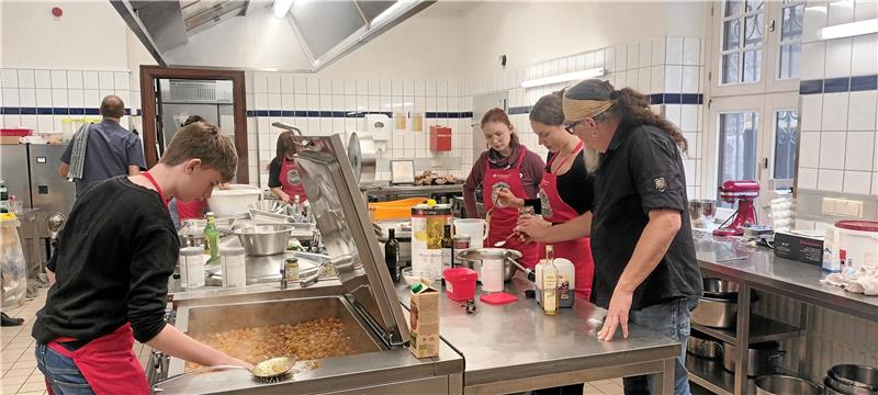 Prominenter Sternekoch macht Bad Harzburgs Schülern Dampf In der Küche geht es heiß her: Rund 100 Portionen müssen gekocht werden. Foto: Jenzora