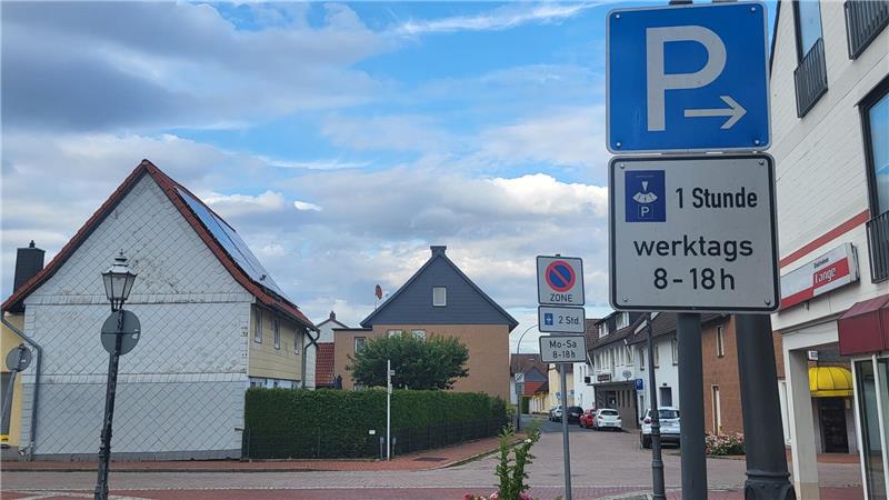 Macht die Parkregelung in der Langelsheimer Innenstadt noch Sinn? In der Langelsheimer Innenstadt gibt es seit der Innenstadtsanierung markierte Parkflächen, für die die Parkzeit klar geregelt ist. Doch ist die Situation so gerechtfertigt?