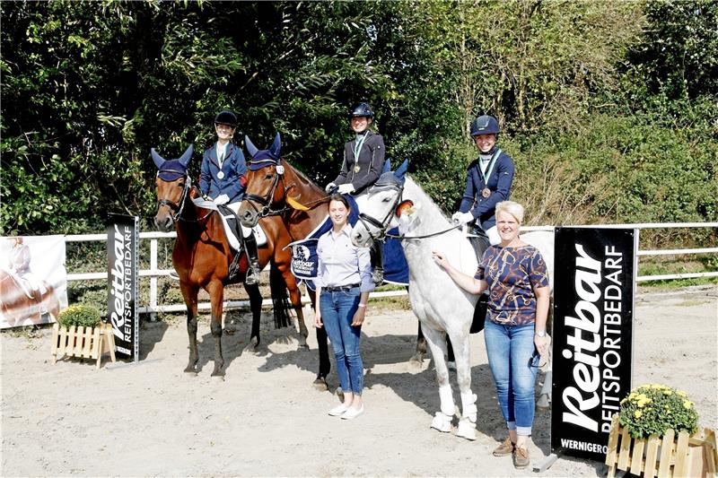 In der Leistungsklasse 5 der Dressur landen (v. li.) Isabell Nagel und Philine Pramann vom PCH Dörnten einen Doppelsieg vor Lena Sundermeyer aus Wolfenbüttel. Ellen Pieper (Mi.) und Silke Köchel vom Regionsvorstand gratulieren. Foto: Schmidt