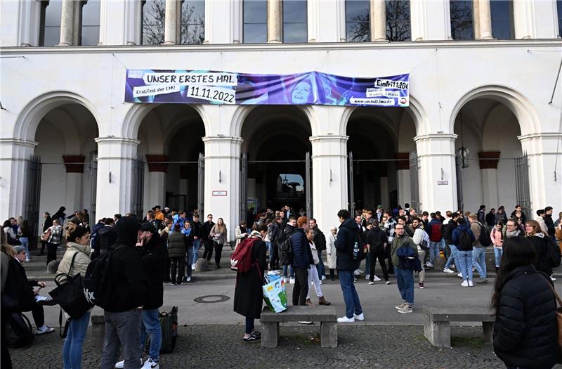 Student sitzt mit Waffe in Münchner Uni-Vorlesung In der Ludwig-Maximilians-Universität (LMU) in München hat ein Bewaffneter am Dienstagvormittag für Aufregung gesorgt.