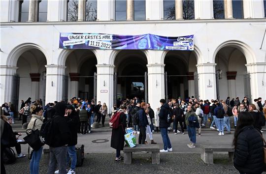 In der Ludwig-Maximilians-Universität (LMU) in München hat ein Bewaffneter am Dienstagvormittag für Aufregung gesorgt.