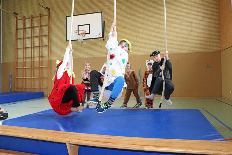 In der Lutteraner Kurt-Klay-Schüler ist für die Schülerinnen und Schüler in der Sporthalle ein Rosenmontags-Parcours aufgebaut. Klassenweise geht es für die Kinder auf die Matten, wo sie sich an den Stationen austoben.  Foto: Gereke