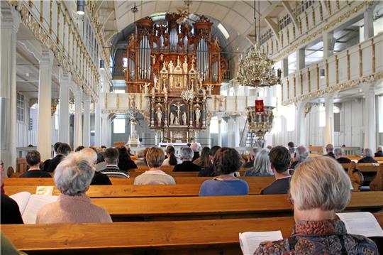 In der Marktkirche: Besucherinnen und Besucher genießen die Klänge der Goll-Orgel. Foto:  Foto: Wendt