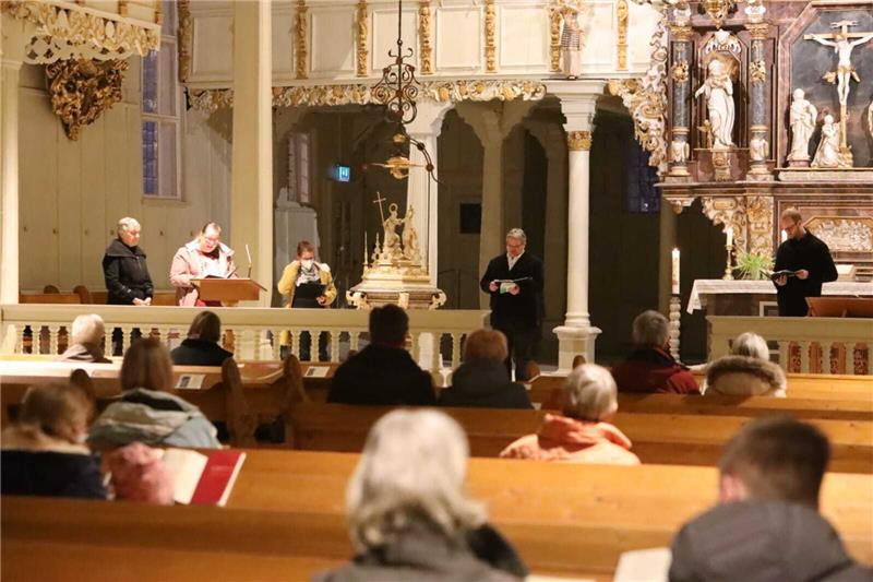 Angriff auf die Ukraine: Fürbitten, Demo und Flüchtlingsaufnahme In der Marktkirche zum Heiligen Geist in Clausthal-Zellerfeld beten am Freitagabend, wie an vielen anderen Orten, Menschen für den Frieden. Foto: Neuendorf