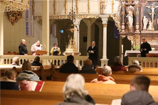 In der Marktkirche zum Heiligen Geist in Clausthal-Zellerfeld beten am Freitagabend, wie an vielen anderen Orten, Menschen für den Frieden. Foto: Neuendorf
