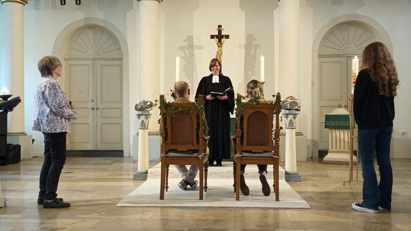 In der Martini-Kirche in St. Andreasberg lassen sich Stephan und Sabine Klemm von Pastorin Mirja Rohr spontan trauen.