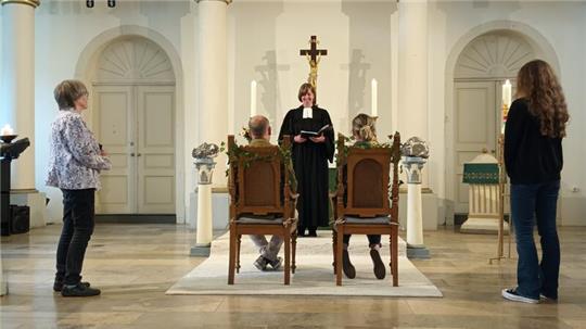In der Martini-Kirche in St. Andreasberg lassen sich Stephan und Sabine Klemm von Pastorin Mirja Rohr spontan trauen.