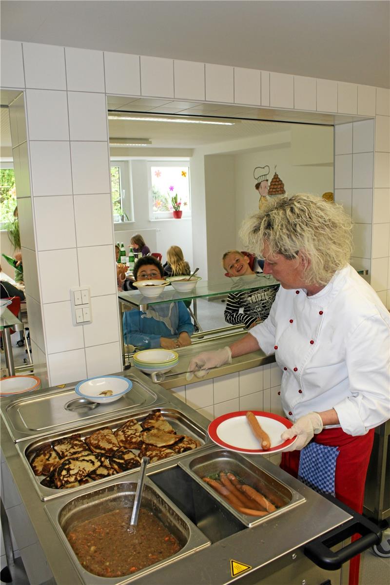 In der Mensa der Grundschule Harlingerode – hier ein Bild aus der Zeit vor ihrem hausinternen Umzug – wird frisch gekocht. Das ist möglich, weil es einen Koch gibt. Seine Stelle und die von zwei Küchenhilfen sind an die Existenz des Fördervereins gekoppelt. Foto: GZ-Archiv