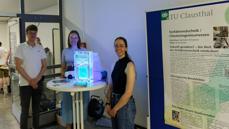 350 Jugendliche besuchen das Schülerseminar der TU Clausthal In der Mittagspause im Mathe-Institut stellen sich zahlreiche Institute der TU Clausthal vor.