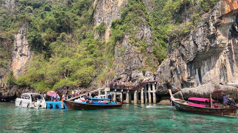 „The Beach“: Thailands Maya Bay öffnet wieder für Touristen In der Monsunzeit herrscht an der Anlegestelle hoher Wellengang. (Archivbild)