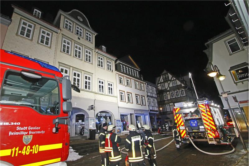 Technischer Defekt wohl Ursache für Goslarer Eisdielen-Brand In der Nacht auf den 17. Januar brennt die Eisdiele an der Ecke des Goslarer Marktplatzes. Foto: Epping