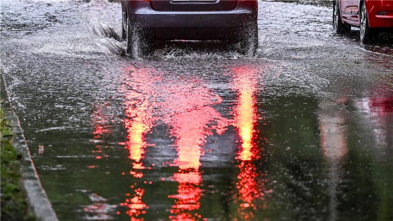 Unwetter: Zunächst keine größeren Vorkommnisse gemeldet In der Nacht kam es laut Behörden zu keinen größeren Zwischenfällen.