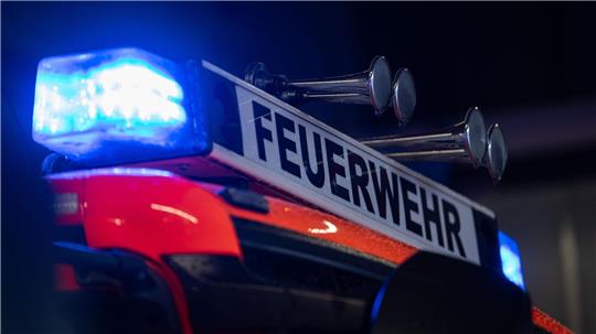 In der Nacht löscht die Feuerwehr zwei brennende Autos in Stade. (Symbolbild)