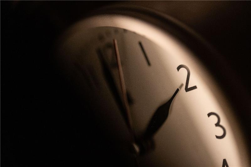 Ökonom sieht Vorteile von Zeitumstellung In der Nacht vom 30. auf den 31. März werden die Uhren von 2 Uhr auf 3 Uhr nach vorne gedreht. Abends bleibt es dann länger hell.