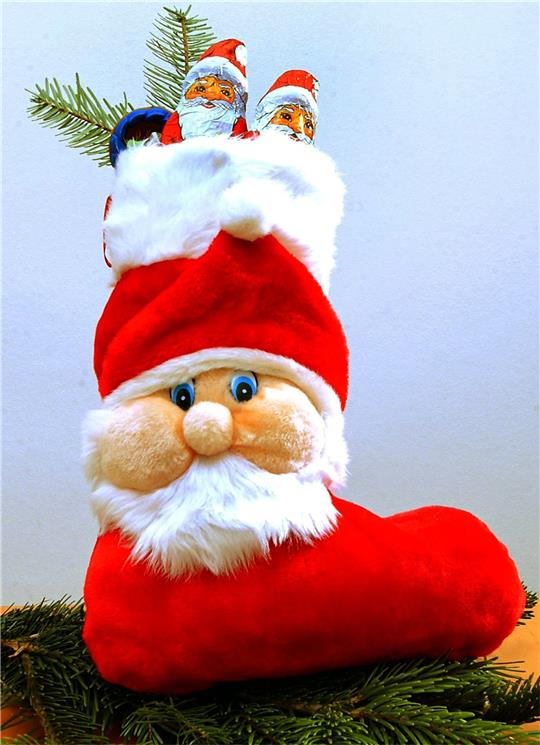 In der Nacht vorm Nikolaustag stellen viele Kinder einen Stiefel vor die Tür und hoffen auf süße Gaben. Der Brauch geht zurück auf die Legende des heiligen Nikolaus von Myra, der im 4. Jahrhundert in Kleinasien wirkte.  Foto: dpa