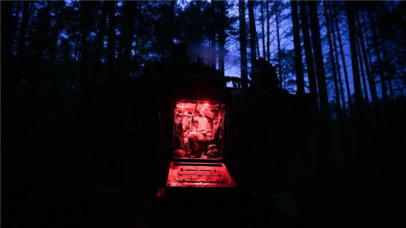 Gefechtsübung in Litauen: „Im Krieg wäre ich jetzt tot“ In der Nacht wird im Wald gelagert.